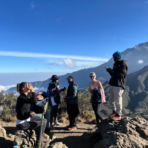 4天梅鲁山徒步：雄伟的非洲火山锥