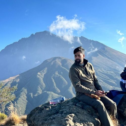 4天梅鲁山徒步：雄伟的非洲火山锥