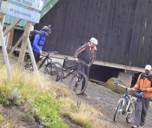 骑行征服乞力马扎罗山：6天基莱马自行车路线